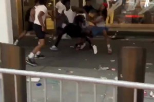 尼克斯全队下飞机，这奥布莱恩杯是真好看啊！